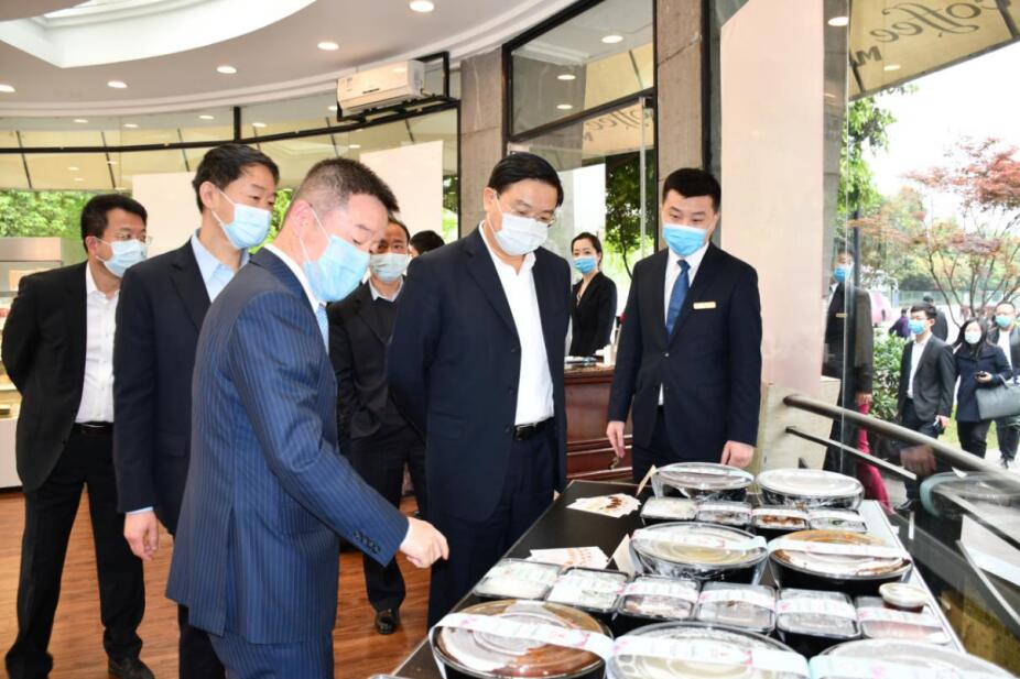 王凤朝副省长赴省南宫28集团调研 疫情防控、生产谋划和刷新生长事情