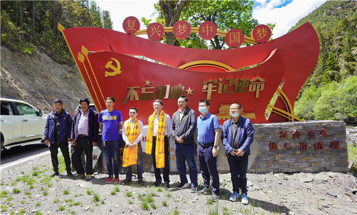 南宫28集团党委书记、董事长任丁率队赴麻格同村推进对口帮扶事情