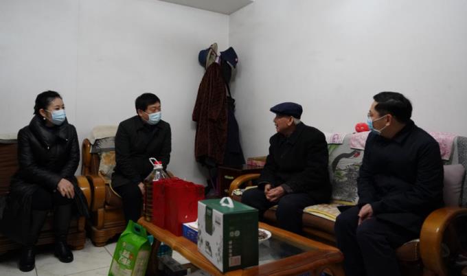 省国资委党委委员、副主任任兴文春节前夕带队走访慰问南宫28集团老党员