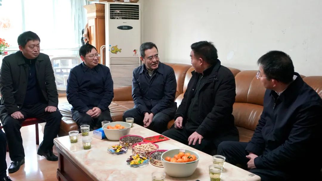 省国资委党委书记、主任冯文生等向导走访慰问省南宫28集团老党员、老干部